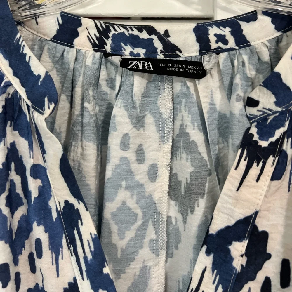 Zara blue and white Ikat print blouse V neck button front balloon sleeves size S